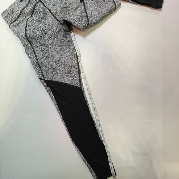 Lululemon Speed Tight V
Power Luxtreme Spray Jacquard White Black/Black Size 10 - Picture 14 of 15